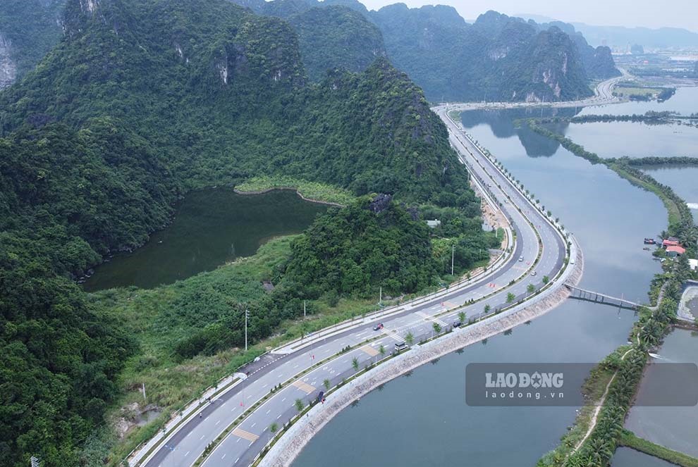 Đường bao biển Hạ Long - Cẩm Phả khởi công tháng 8.2019, điểm đầu kết nối với đường bao biển Trần Quốc Nghiễn ở TP Hạ Long, điểm cuối kết nối với cảng Km6 ở TP Cẩm Phả. Tuyến đường ra đời nhằm giảm tải cho quốc lộ 18, góp phần vào hệ thống giao thông đồng bộ, hiện đại của Quảng Ninh.