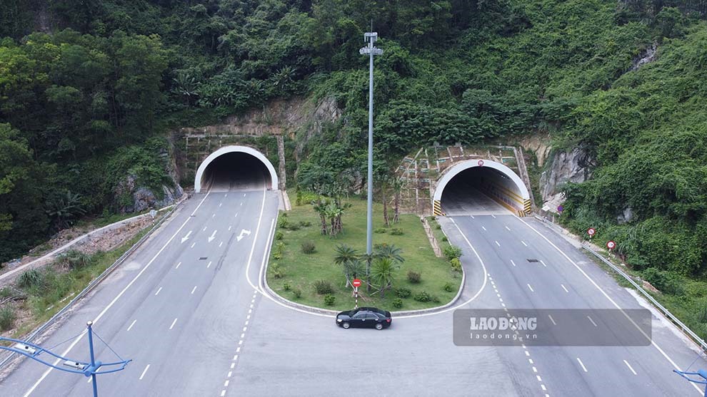 Điểm nhấn của công trình là hai ống hầm xuyên núi, dài 235 m, mỗi ống có ba làn xe, tổng mức đầu tư xây dựng 247,5 tỉ đồng. Đây là hầm đường bộ dài nhất tỉnh Quảng Ninh.