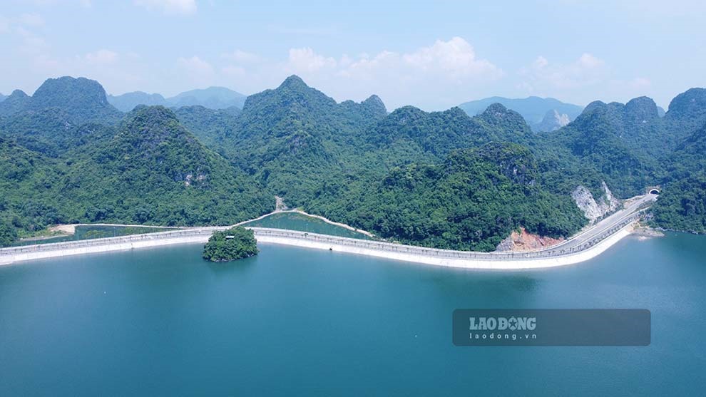Tuyến đường bao biển Hạ Long – Cẩm Phả được xem là tuyến đường du lịch ven biển hiện đại, độc đáo ở Việt Nam bởi có sự kết hợp của núi rừng và biển.