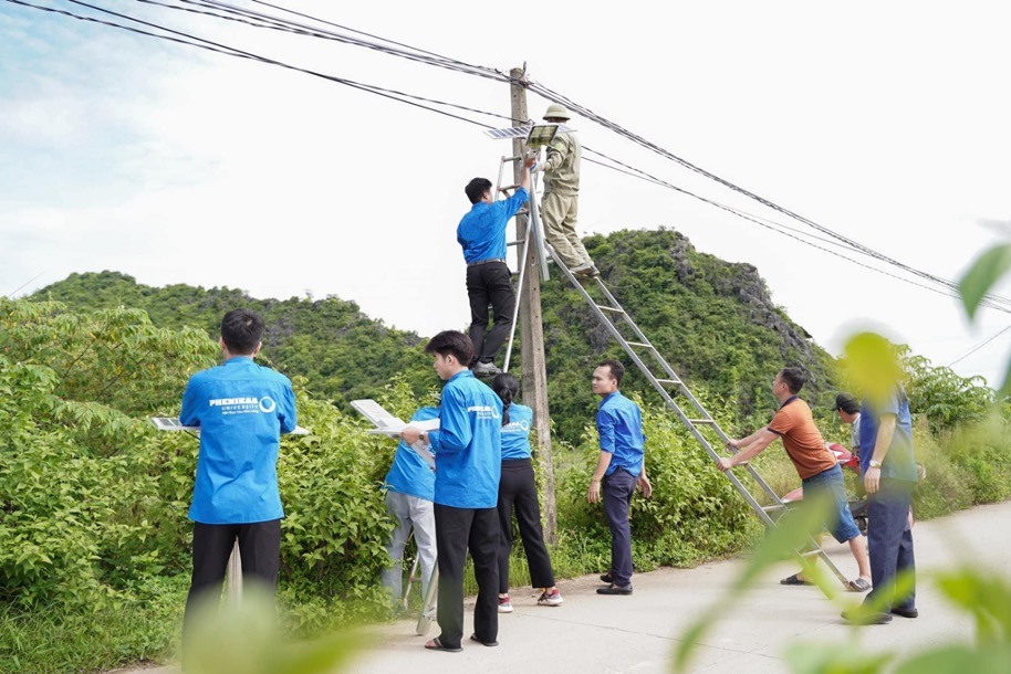 Mùa hè xanh 2023, sinh viên Phenikaa trong công tác tình nguyện với công trình “Thắp sáng đường quê” tại Ninh Bình