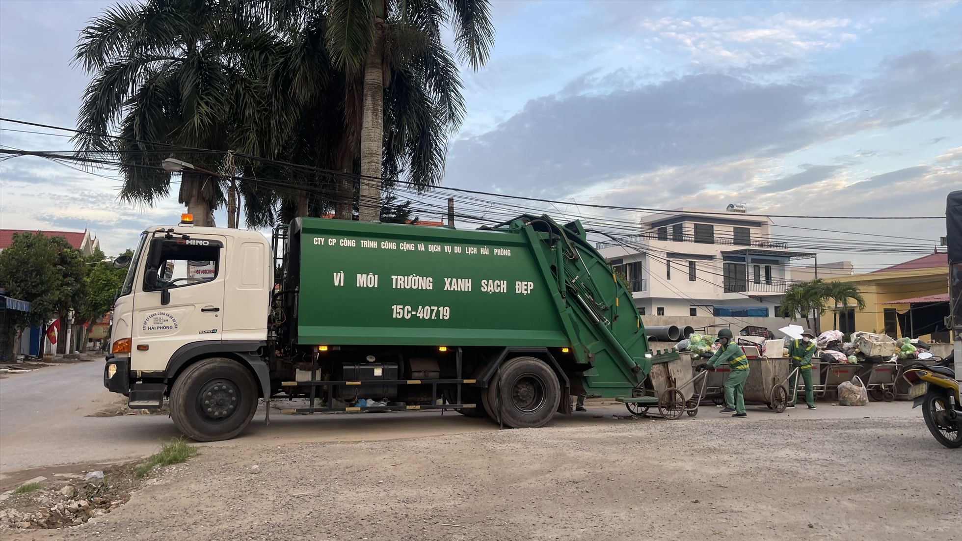 Toàn bộ quá trình tập kết, vận chuyển rác kéo dài từ 5h đến 8h mỗi ngày tại Tổ dân phố Quý Kim. Ảnh: Người dân cung cấp