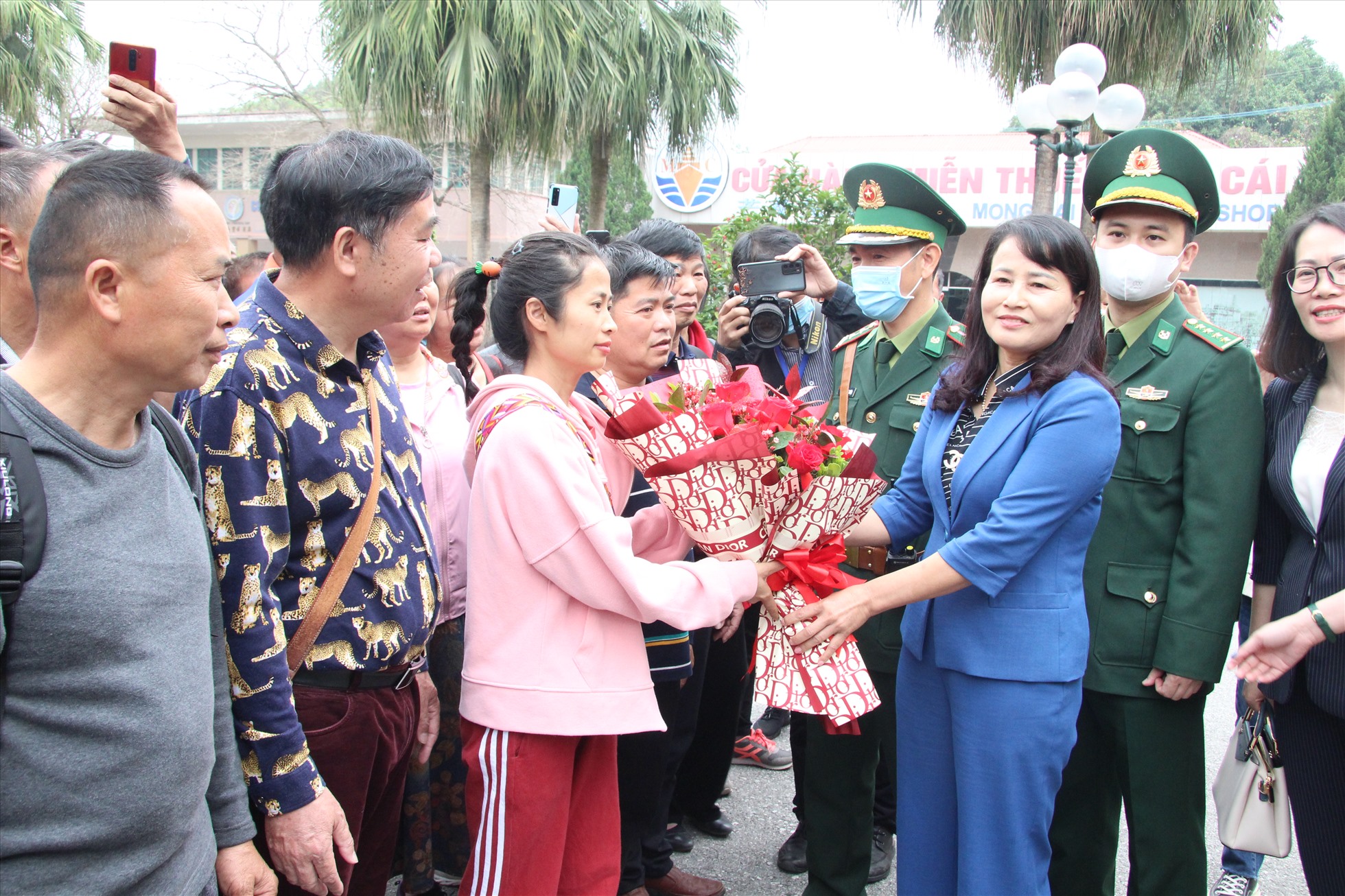 Lãnh đạo thành phố Móng Cái tặng hoa đoàn khách du lịch Trung Quốc đầu tiên sau gần 3 năm tạm dừng do ảnh hưởng bởi đại dịch COVID-19. Ảnh: UBND TP Móng Cái cung cấp