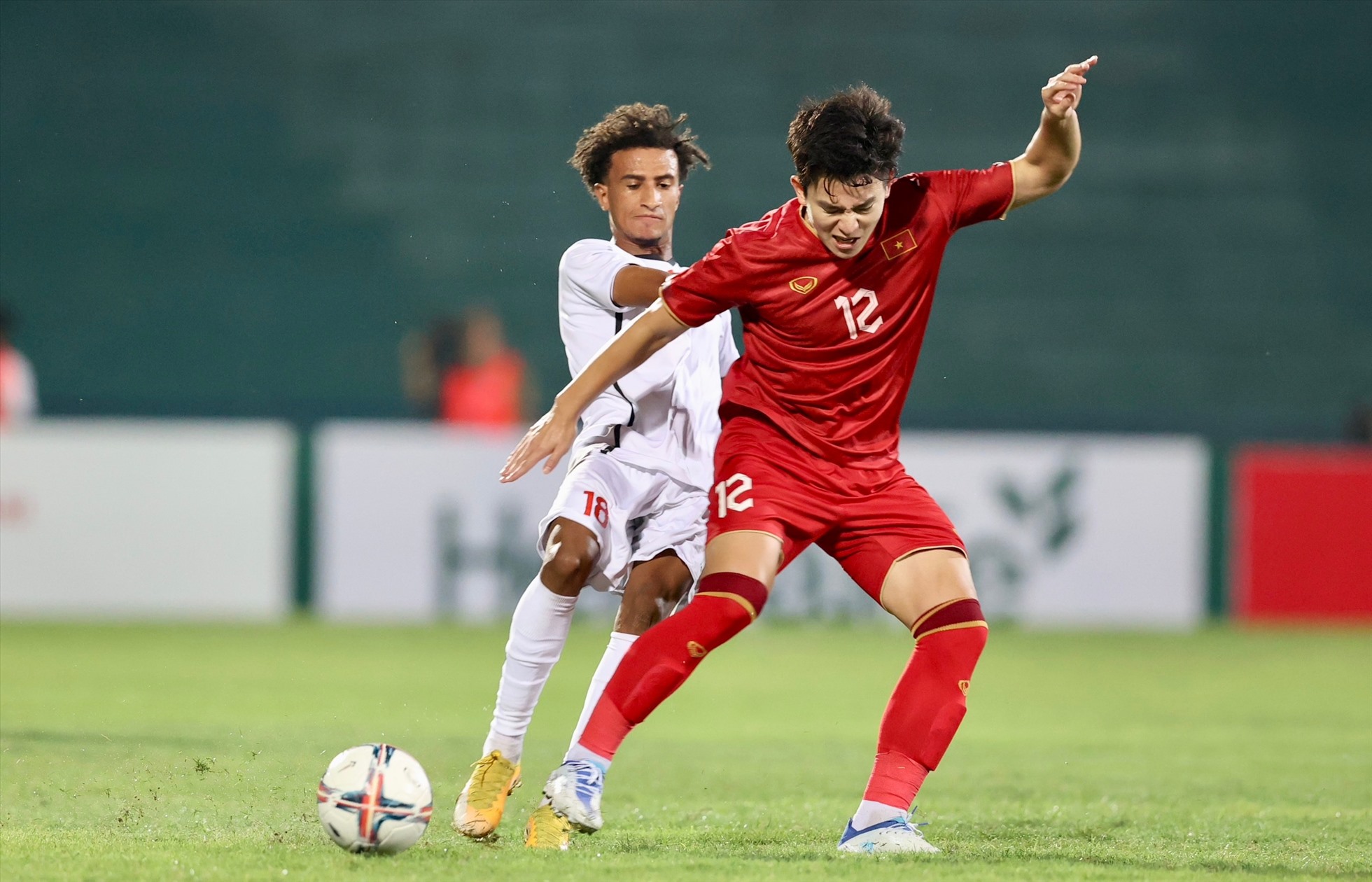 U23 Việt Nam và U23 Yemen tranh chấp quyết liệt trong hiệp 1. Ảnh: Hoàng Linh