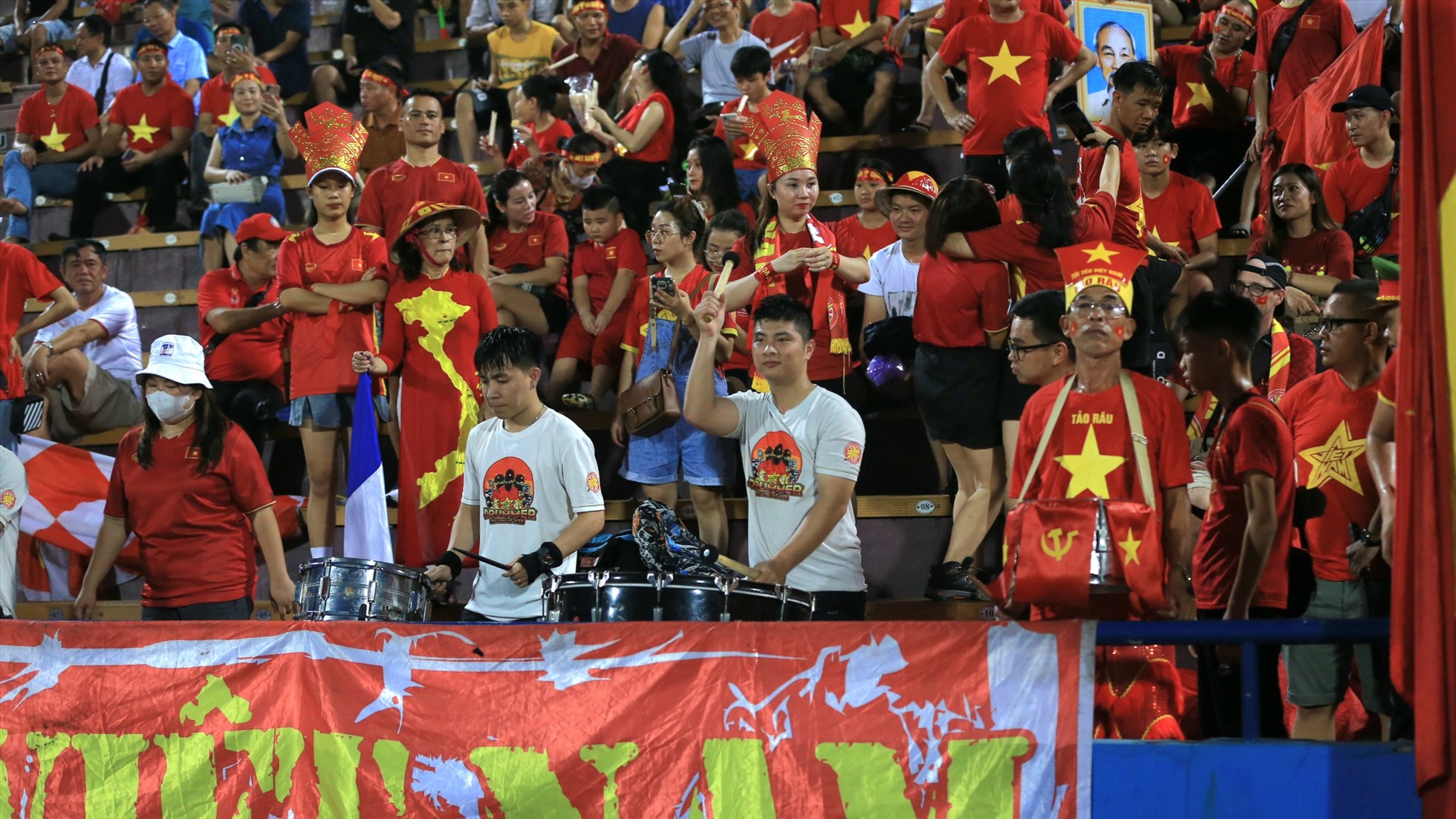 Cổ động viên của U23 Việt Nam trên sân vận động Việt Trì (Phú Thọ). Ảnh: Minh Dân