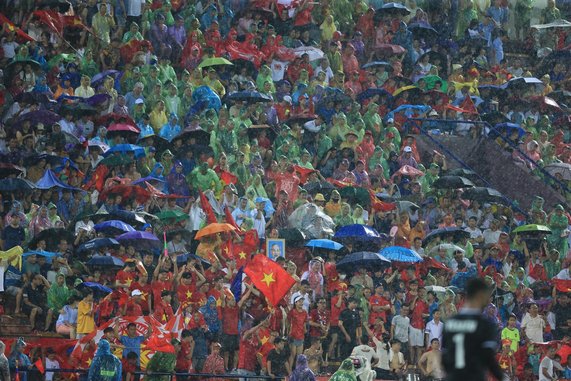 Cầu thủ 2 đội gặp nhiều khó khăn dưới trời mưa nặng hạt. Ảnh: Trí Công