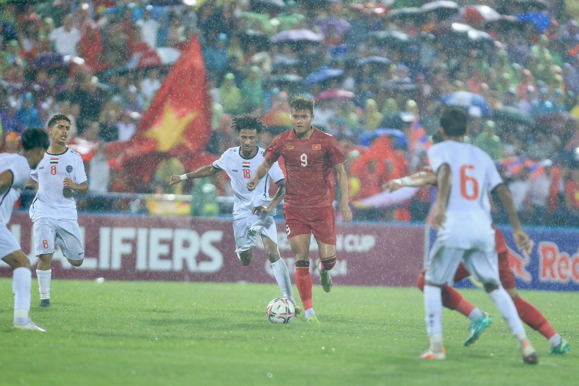 Cầu thủ 2 đội gặp nhiều khó khăn dưới trời mưa nặng hạt. Ảnh: Trí Công