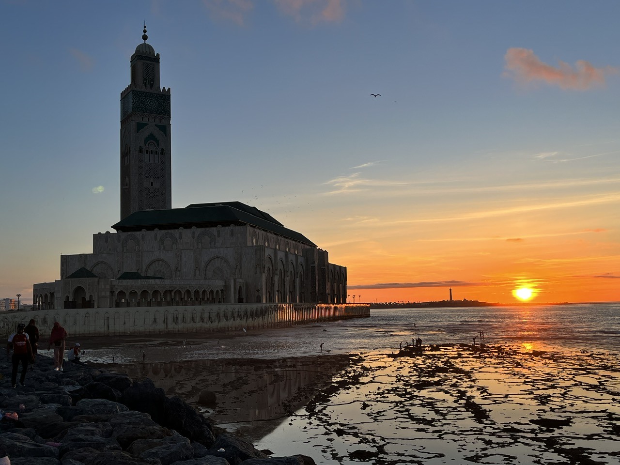 Hoàng hôn buông trên bờ biển Casablanca.