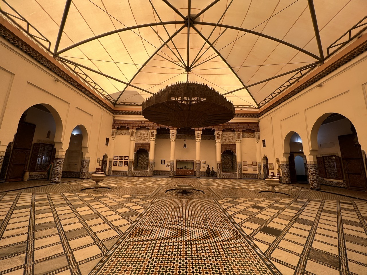 Bên trong Bảo tàng Marrakech giữa lòng phố cổ Marrakesh, Morocco.
