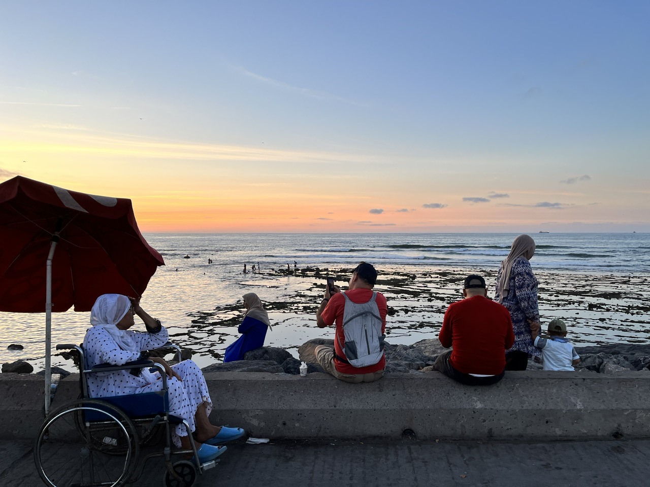 Hoàng hôn buông trên bờ biển Casablanca.