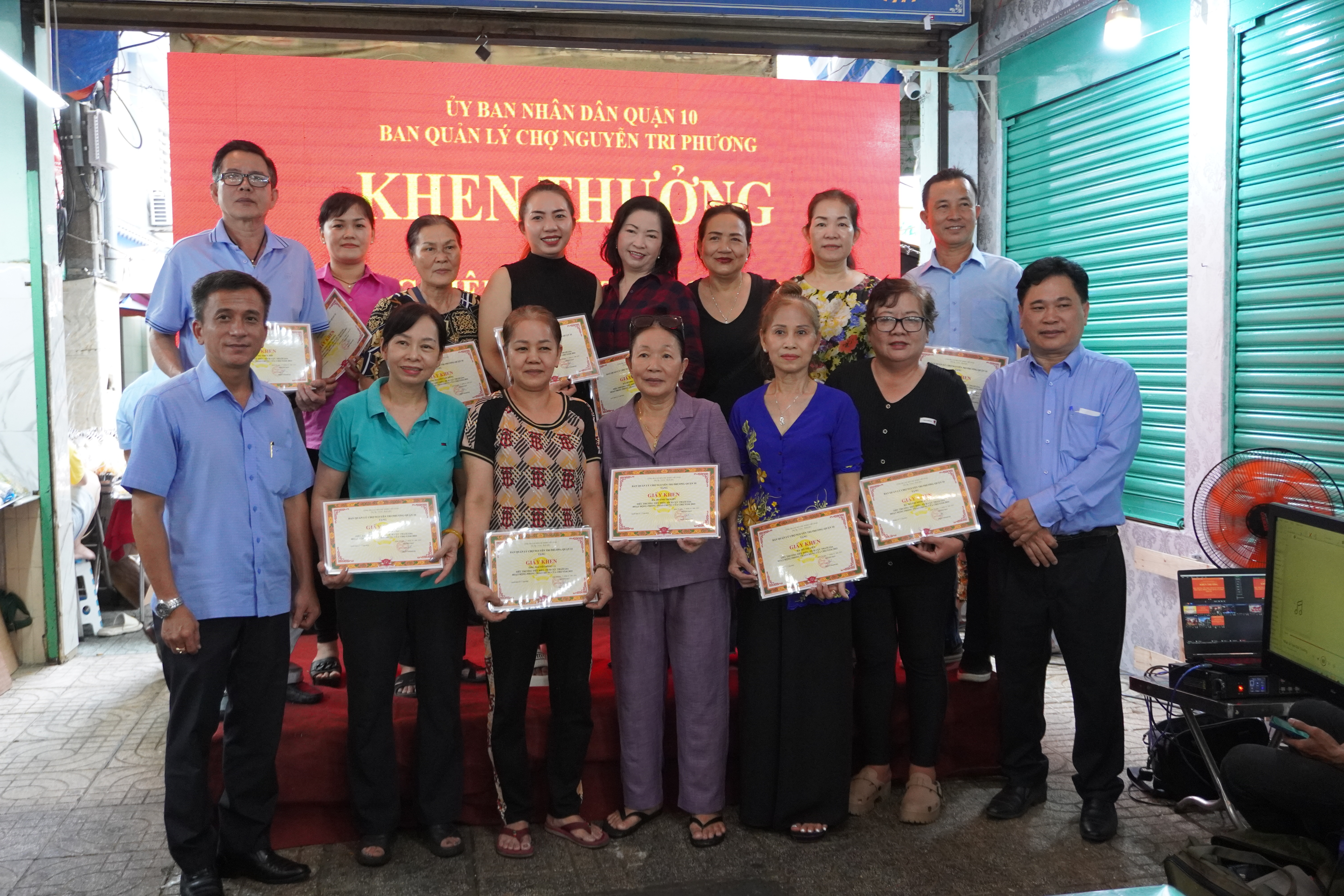 Tại Ngày hội cũng đã trao thưởng cho hơn 10 tiểu thương có thành tích xuất sắc trong các hoạt động phong trào, tích cực đảm bảo công tác an toàn PCCC.
