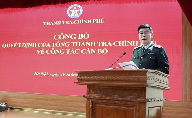 Thay mặt Lãnh đạo TTCP, Phó Tổng TTCP Nguyễn Văn Cường chúc mừng 3 đồng chí vừa được điều động, bổ nhiệm giữ chức vụ lãnh đạo cấp vụ. Ảnh: PH