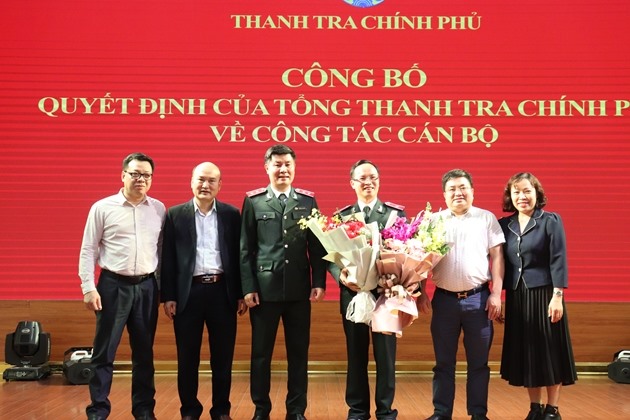 Phó Tổng TTCP Nguyễn Văn Cường chụp ảnh lưu niệm cùng tập thể lãnh đạo Tạp chí Thanh tra. Ảnh: PH