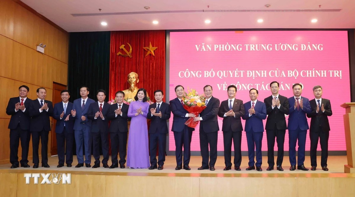 Ban Thuong vu Tinh uy Nam Dinh chuc mung ong Pham Gia Tuc. Anh: Phuong Hoa/TTXVN