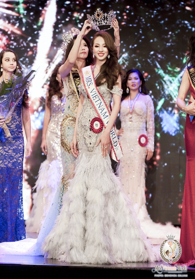 Hoa hậu Bảo Ngọc khi đăng quang tại Mrs Vietnam Ảnh: NVCC.