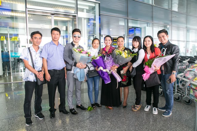 Rất nhiều fan hâm mộ đã cùng ra sân bay chào đón nữ nghệ sĩ cải lương Ngọc Huyền/ 