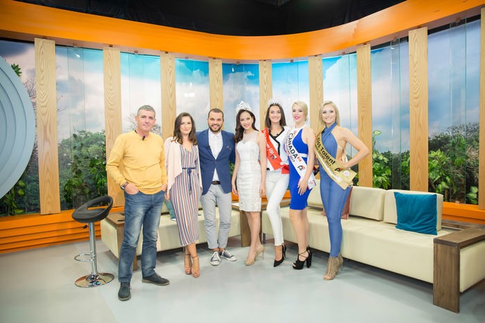 Trước khi về nước, Khánh Ngân đã có buổi giao lưu tại một talkshow của đài truyền hình quốc gia Albania cùng trưởng Ban tổ chức cuộc thi và 3 người đẹp khác.