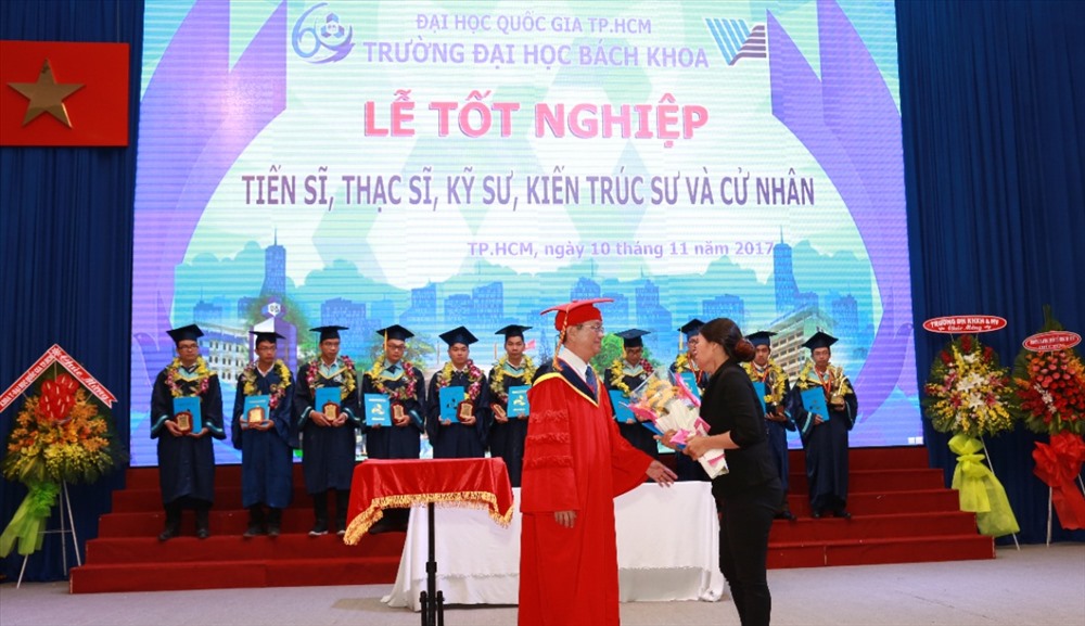 Bà Cao Thị Thùy Trang (mẹ em Trầm) đã đến dự Lễ tốt nghiệp và nhận bằng tốt nghiệp kiến trúc sư của con.