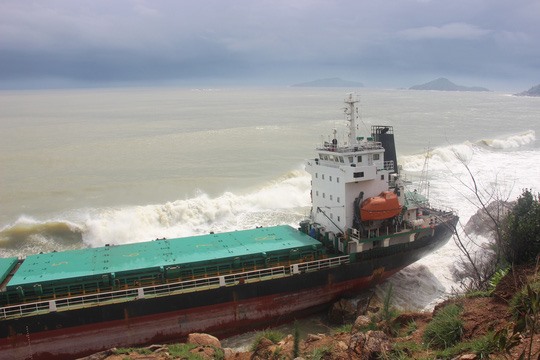 Một tàu hàng bị mắc cạn bên bờ biển Quy Nhơn.