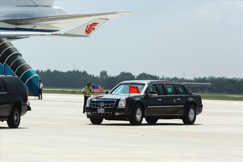 Đội hình xe đưa đón tổng thống Mỹ gồm nhiều chiếc với các vai trò khác nhau, đã được chuyển đến Đà Nẵng từ sớm, bao gồm “The Beast“.