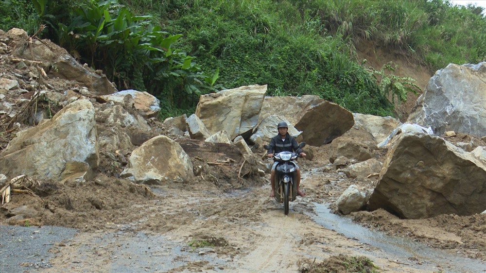 Đất đá đổ tràn ra đường trên quốc lộ 40B đoạn qua xã Trà Nam (huyện Nam Trà My). Ảnh: LP