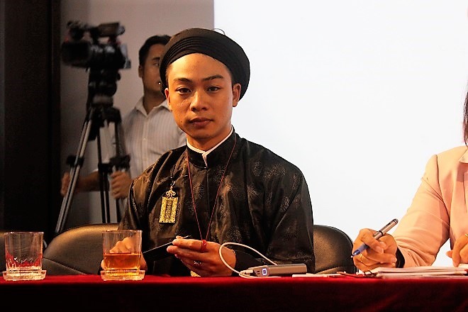 Thành viên Nguyễn Đức Lộc của nhóm Đình Làng Việt tham dự buổi họp báo trong trang phục áo dài nam. Ảnh: Hiền Đức.