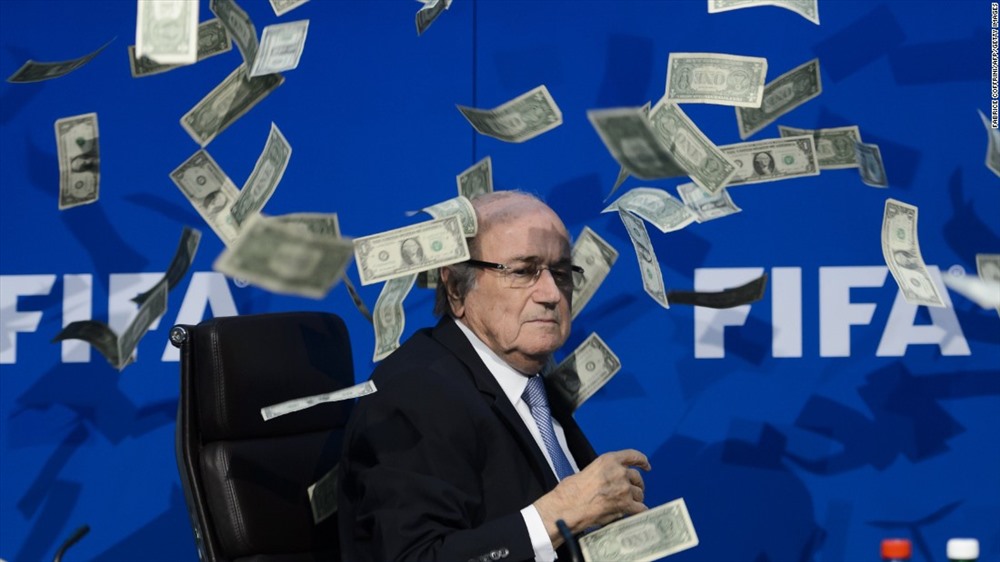 Khoảnh khắc đáng quên nhất cuộc đời của Sepp Blatter. Ảnh: Sky Sports.