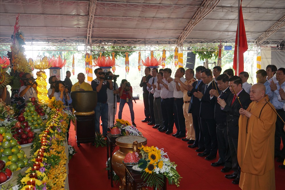 Các đại biểu làm lễ cầu siêu cho các nạn nhân tử vong sau TNGT.