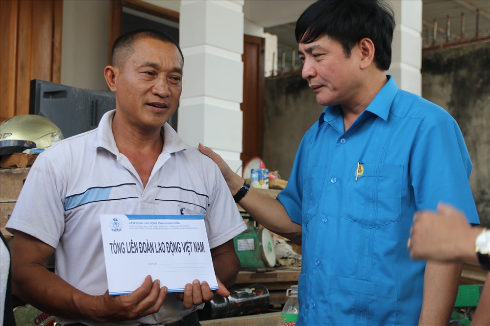 Chủ tịch Bùi Văn Cường thăm hỏi gia đình người dân bị thiệt hại do bão 12 gây ra. Ảnh: T.T