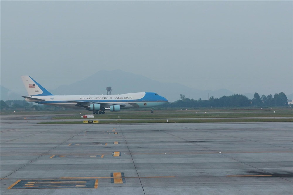 Đúng 17h, chuyên cơ Air Force One của Tổng thống Mỹ Donald Trump hạ cánh tại sân bay Nội Bài. Ảnh: Hải Nguyễn