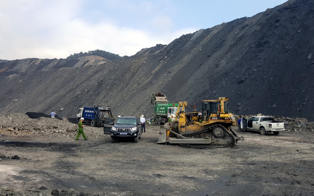 Cục Cảnh sát phòng chống tội phạm về môi trường, Bộ Công an bắt quả tang 2 xe ô tô chở rác thải vào chôn lấp tại bãi thải của Cty CP than Núi Béo. Ảnh: CTV