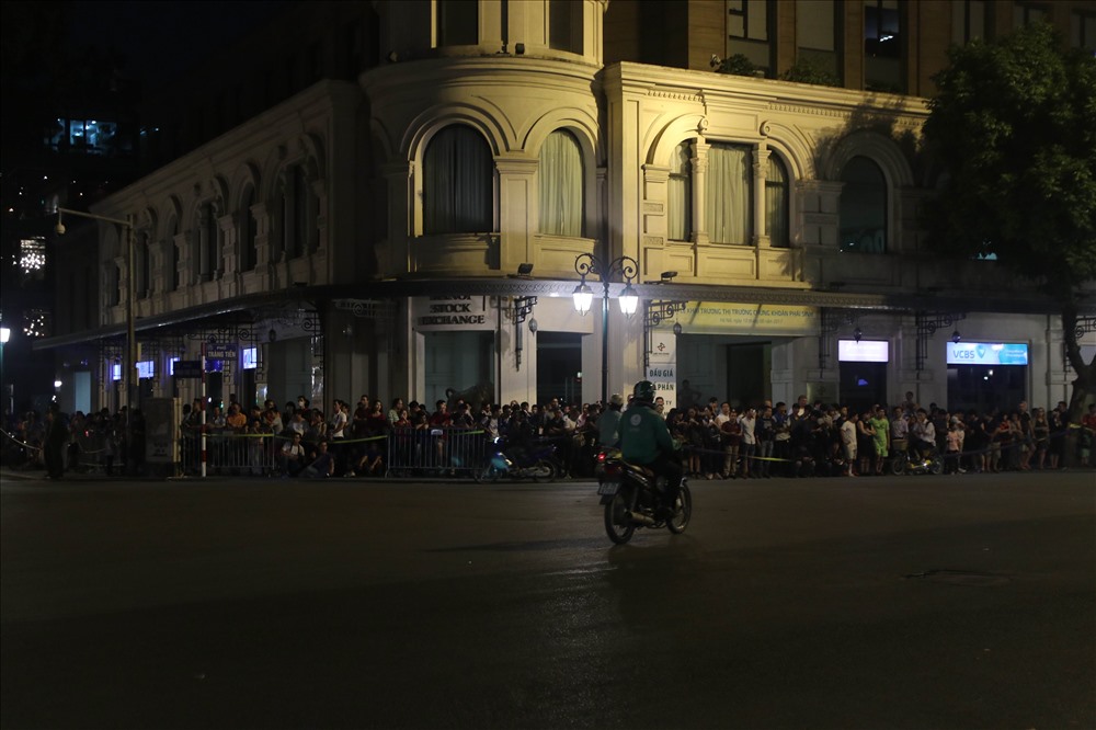 Đoàn xe chở Tổng thống Mỹ đi qua Nhà hát Lớn, Hà Nội.