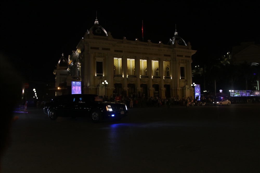 Đoàn xe chở Tổng thống Mỹ đi qua Nhà hát Lớn, Hà Nội.