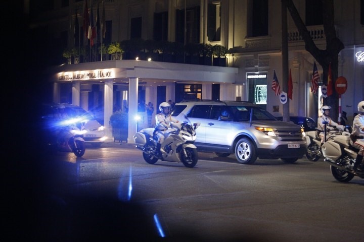 Vào lúc 20h tối 11.11, xe CSGT dẫn đầu đoàn dẹp đường cho Tổng thống Mỹ rời khách sạn đến Trung tâm Hội nghị Quốc tế.
