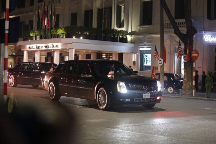 Chiếc xe gắn cờ hai nước Việt Nam - Mỹ di chuyển từ khách sạn.