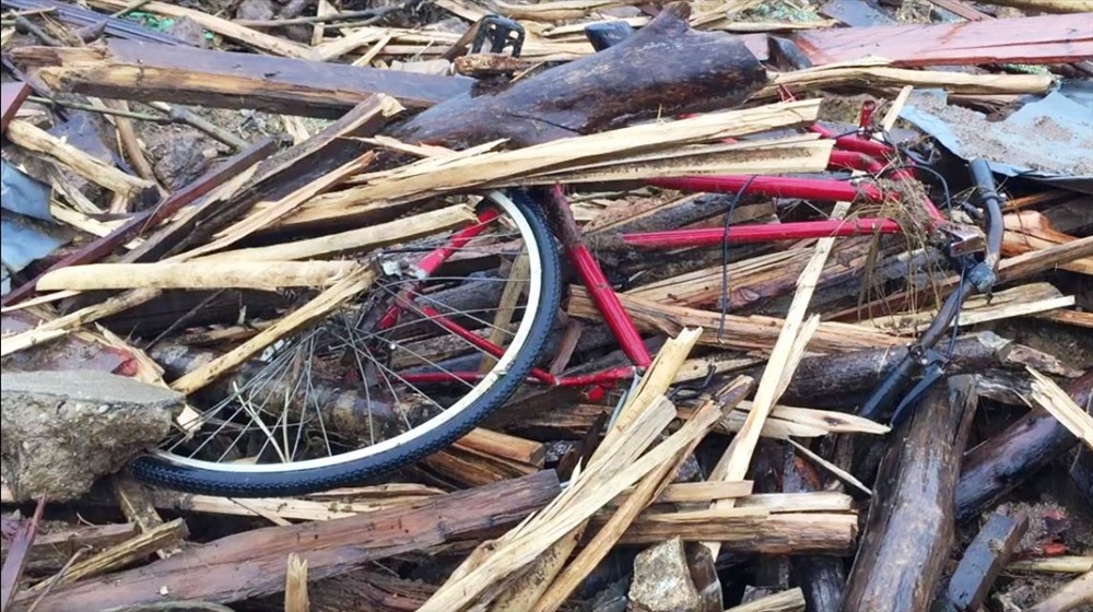Một chiếc xe đạp còn sót lại trong đất đá. Ảnh: LP