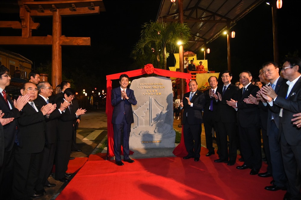 Thủ tướng Nguyễn Xuân Phúc mời Thủ tướng Shinzo Abe cùng khai trương “Không gian văn hóa Việt Nam- Nhật Bản” (phía trên cầu Nhật Bản - chùa Cầu)  trước sự chứng kiến của đông đảo người dân Hội An. Ảnh: VGP