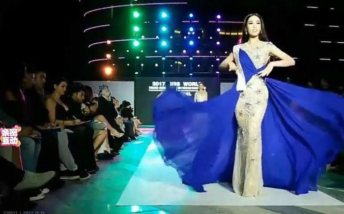 Đại diện Việt Nam hoa hậu Đỗ Mỹ Linh đã tự tin thể hiện mẫu đầm dạ hội xanh dương của NTK Lê Thanh Hòa
