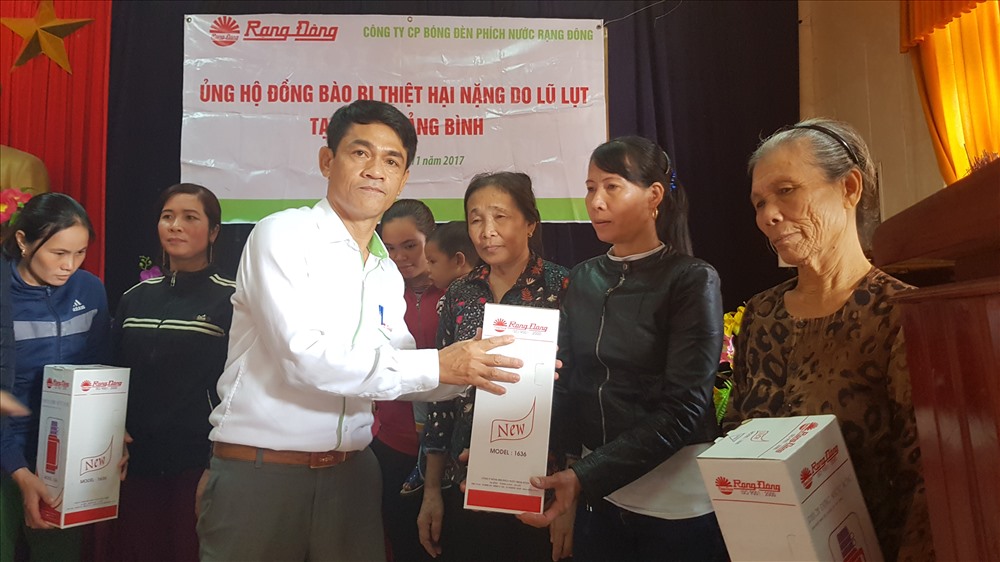 Đại diện Cty CP Bóng đèn Phích nước Rạng Đông tận tay trao quà cho người dân Quảng Bình
