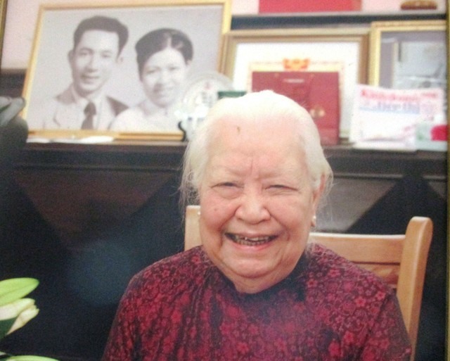 Cụ bà Hoàng Thị Minh Hồ sinh năm 1914, tại Hà Nội. Thân sinh là cụ Hoàng Đạo Phương - vừa là nhà nho vừa là một thương gia giàu có ở phố Hàng Đào.
