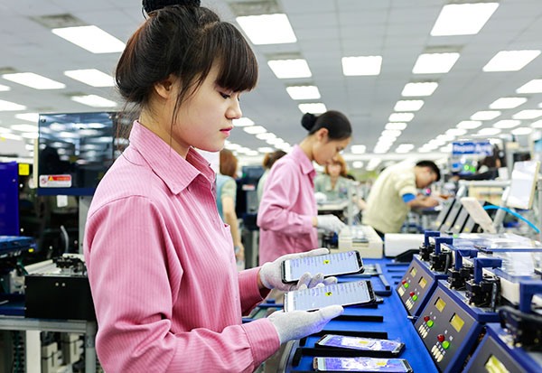 Sản xuất smartphone tại nhà máy Samsung tại Bắc Ninh.