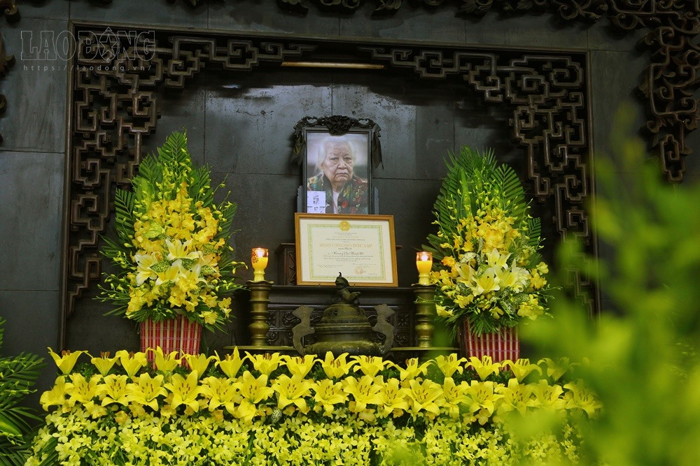 lễ tang cụ Hoàng Thị Minh Hồ, vợ doanh nhân Trịnh Văn Bô - người hiến tặng Nhà nước hơn 5.000 lượng vàng, được tổ chức vào ngày 13.11 tại Nhà tang lễ Quốc gia, số 5 Trần Thánh Tông, Hà Nội, tổ chức sớm hơn 1 ngày so với dự kiến trước đó.