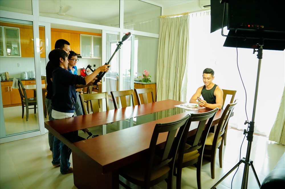 Nam vương Tiến Đạt đang diễn xuất trong TVC quảng cáo cháo gạo lứt Co.opmart.