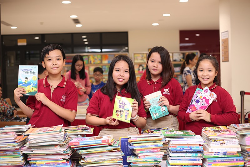 Học sinh Vinschool còn tích cực tham gia hoạt động quyên góp sách cho dự án “Tủ sách yêu thương”, bán sách cũ để quyên góp tiền xây trường cho trẻ em nghèo.