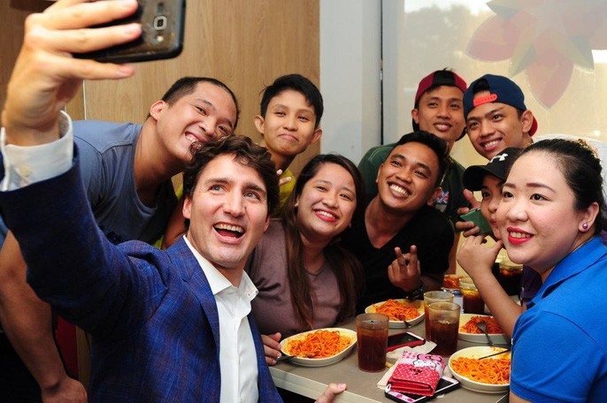 Tự tay Thủ tướng Trudeau “selfie” cùng người hâm mộ.