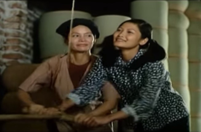 Trước đó, bộ phim “Bến không chồng” của đạo diễn Lưu Trọng Ninh đã xử lí khéo léo bằng cách các nhân vật đều có thêm chiếc áo cánh khoác ngoài. 