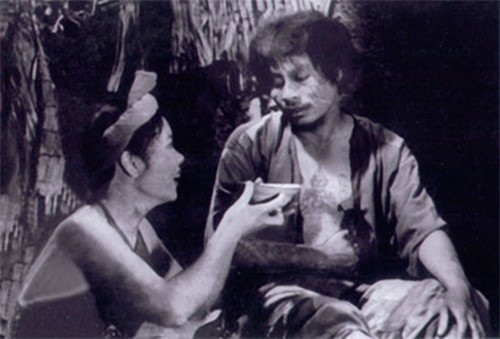 Trong bộ phim “Làng Vũ Đại ngày ấy“, nhân vật Thị Nở cũng được diện chiếc áo yếm nâu truyền thống.