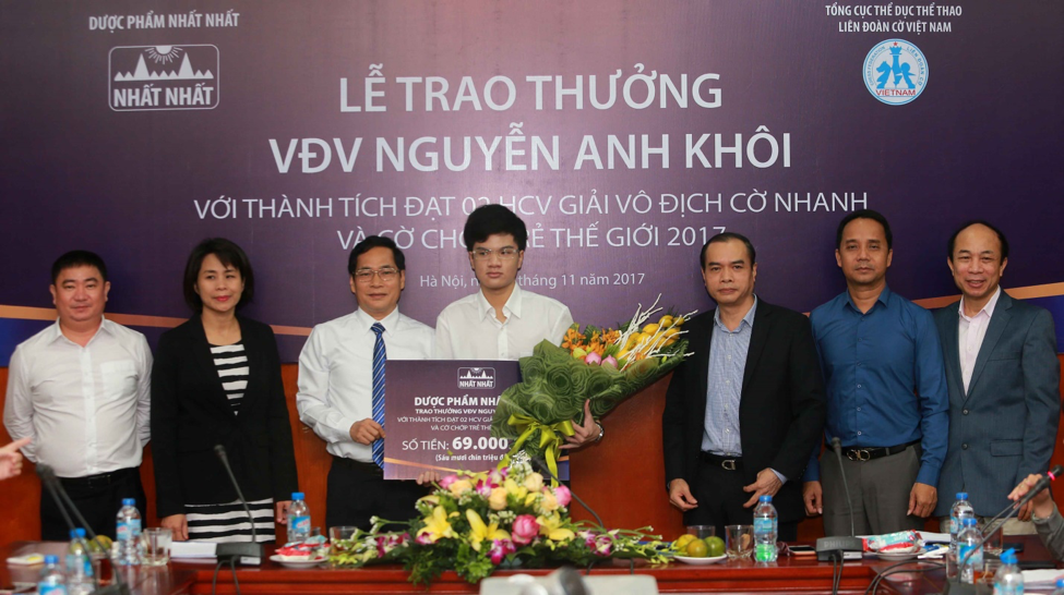 Ông Trần Thái Hoàng – Đại diện Nhất Nhất trao thưởng cho Nguyễn Anh Khôi