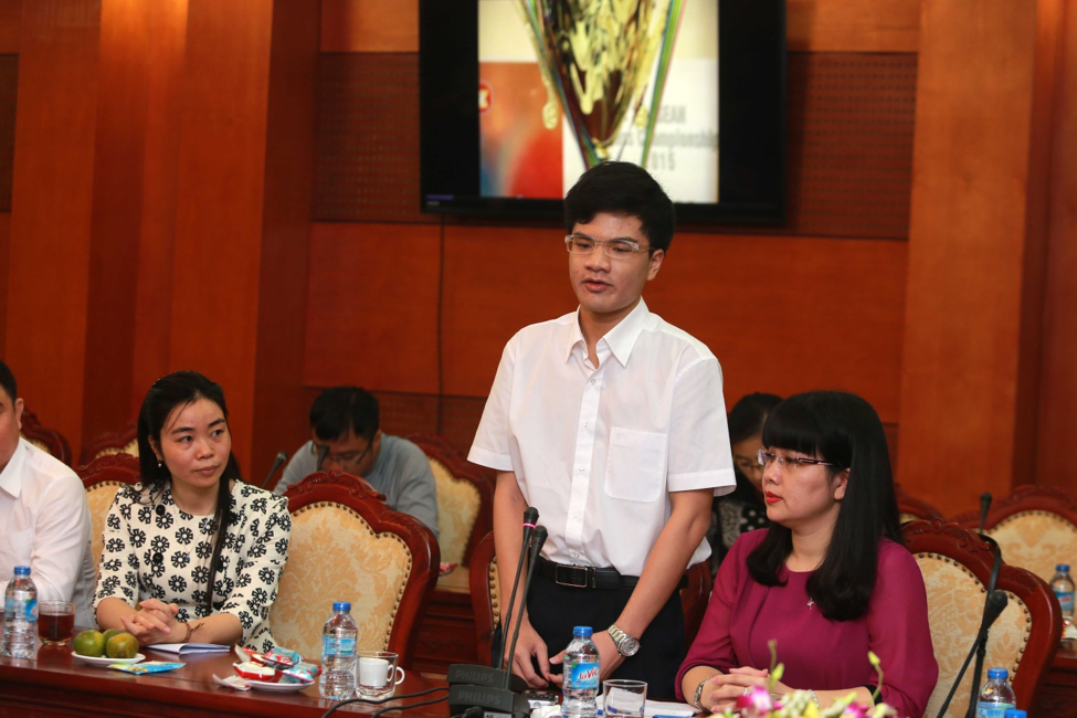 Nguyễn Anh Khôi trả lời báo chí tại lễ trao thưởng.