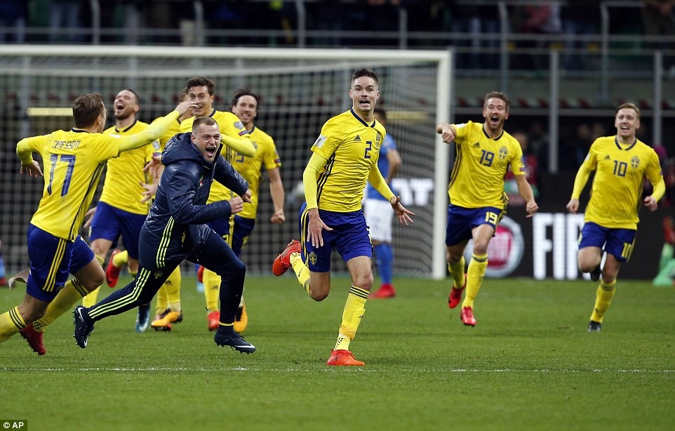 Các cầu thủ Thụy Điển vào sân ăn mừng sau tiếng còi mãn cuộc. Ảnh: AP.