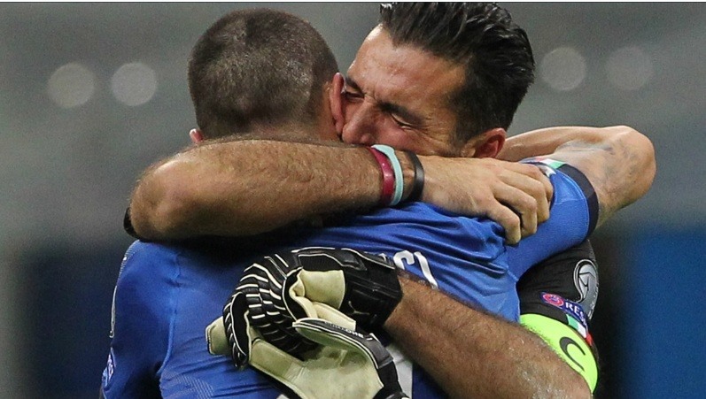 Buffon và Bonucci chia sẻ khoảnh khắc đáng buồn. Ảnh: Goal.